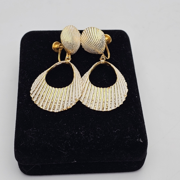 Vintage Screwback Gold Tone White Paint Stacked Sea Shell Drop Earrings - Picture 1 of 12